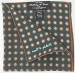 Holliday &amp; Brown
Hand-rolled&nbsp;&nbsp;
Holliday &amp; Brown for Cruciani &amp; Bella
100% Silk
Dust Grey, Brown and Hazelnut
Single Faces
Motif&nbsp; Pocket Square
Handmade in Italy

32 cm X 32 cm
#10339