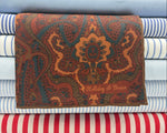 Holliday &amp; Brown
Hand-rolled&nbsp;&nbsp;
Holliday &amp; Brown for Cruciani &amp; Bella
100% Silk
Rust, Beige, Bleu and Red
Double Faces
Motif&nbsp; Pocket Square
Handmade in Italy

32 cm X 32 cm
#10346