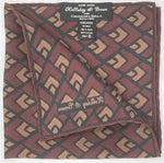 Holliday &amp; Brown
Hand-rolled&nbsp;&nbsp;
Holliday &amp; Brown for Cruciani &amp; Bella
100% Silk
Red Wine, Light Brown and Black
Single Face
Motif&nbsp; Pocket Square
Handmade in Italy

32 cm X 32 cm
#10349