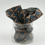 Holliday &amp; Brown
Hand-rolled&nbsp;&nbsp;
Holliday &amp; Brown for Cruciani &amp; Bella
100% Silk
Sand, Light Blue and Black&nbsp;
Single Face
Motif&nbsp; Pocket Square
Handmade in Italy

32 cm X 32 cm
#10347