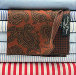 Holliday &amp; Brown
Hand-rolled&nbsp;&nbsp;
Holliday &amp; Brown for Cruciani &amp; Bella
100% Silk
Rust, Light Brown, Beige and Green
Double Faces
Paisley Motif Pocket Square
Handmade in Italy

32 cm X 32 cm
#10352