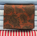 Holliday &amp; Brown
Hand-rolled&nbsp;&nbsp;
Holliday &amp; Brown for Cruciani &amp; Bella
100% Silk
Rust, Light Brown, Beige and Green
Double Faces
Paisley Motif Pocket Square
Handmade in Italy

32 cm X 32 cm
#10352