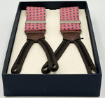 Cruciani &amp; Bella Suspender
Handmade in Italy&nbsp;
Adjustable Sizing
Madder Silk
35 mm Wide
Pink. Light Blue and White Motif&nbsp;
Braid Ends
Y-Shaped
Nickel Fittings
Size Multifit Adjustable&nbsp;Length: 125cm (= 49 inch) Maximum

#9541