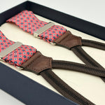 Cruciani &amp; Bella Suspender
Handmade in Italy&nbsp;
Adjustable Sizing
Madder Silk
35 mm Wide
Pink. Light Blue and White Motif&nbsp;
Braid Ends
Y-Shaped
Nickel Fittings
Size Multifit Adjustable&nbsp;Length: 125cm (= 49 inch) Maximum

#9541