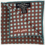 Holliday &amp; Brown
Hand-rolled&nbsp;&nbsp;
Holliday &amp; Brown for Cruciani &amp; Bella
100% Madder Silk
Brown, Light Blue and Beige&nbsp;
Single Face
Motif&nbsp; Pocket Square
Handmade in Italy

32 cm X 32 cm
#10448