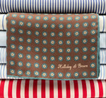 Holliday &amp; Brown
Hand-rolled&nbsp;&nbsp;
Holliday &amp; Brown for Cruciani &amp; Bella
100% Madder Silk
Brown, Light Blue and Beige&nbsp;
Single Face
Motif&nbsp; Pocket Square
Handmade in Italy

32 cm X 32 cm
#10448