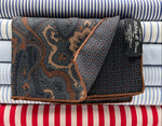 Holliday &amp; Brown
Hand-rolled&nbsp;&nbsp;
Holliday &amp; Brown for Cruciani &amp; Bella
100% Silk
Light Bleu, Beige, Rust
Double Faces
Motif&nbsp; Pocket Square
Handmade in Italy

32 cm X 32 cm
#10447