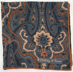 Holliday &amp; Brown
Hand-rolled&nbsp;&nbsp;
Holliday &amp; Brown for Cruciani &amp; Bella
100% Silk
Light Bleu, Beige, Rust
Double Faces
Motif&nbsp; Pocket Square
Handmade in Italy

32 cm X 32 cm
#10447