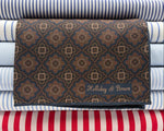Holliday &amp; Brown
Hand-rolled&nbsp;&nbsp;
Holliday &amp; Brown for Cruciani &amp; Bella
100% Silk
Blue, Brown and Beige
Double Faces
Motif&nbsp; Pocket Square
Handmade in Italy

32 cm X 32 cm
#10438
