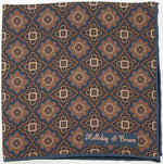 Holliday &amp; Brown
Hand-rolled&nbsp;&nbsp;
Holliday &amp; Brown for Cruciani &amp; Bella
100% Silk
Blue, Brown and Beige
Double Faces
Motif&nbsp; Pocket Square
Handmade in Italy

32 cm X 32 cm
#10438