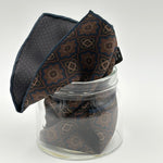 Holliday &amp; Brown
Hand-rolled&nbsp;&nbsp;
Holliday &amp; Brown for Cruciani &amp; Bella
100% Silk
Blue, Brown and Beige
Double Faces
Motif&nbsp; Pocket Square
Handmade in Italy

32 cm X 32 cm
#10438