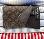 Holliday &amp; Brown
Hand-rolled&nbsp;&nbsp;
Holliday &amp; Brown for Cruciani &amp; Bella
100% Silk
Blue, Brown and Beige
Double Faces
Motif&nbsp; Pocket Square
Handmade in Italy

32 cm X 32 cm
#10438