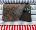 Holliday &amp; Brown
Hand-rolled&nbsp;&nbsp;
Holliday &amp; Brown for Cruciani &amp; Bella
100% Silk
Blue, Brown and Beige
Double Faces
Motif&nbsp; Pocket Square
Handmade in Italy

32 cm X 32 cm
#10438