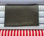 Holliday &amp; Brown
Hand-rolled&nbsp;&nbsp;
Holliday &amp; Brown for Cruciani &amp; Bella
100% Silk
Green, Red Wine and Light Green
Double Faces
Motif&nbsp; Pocket Square
Handmade in Italy

32 cm X 32 cm
#10440