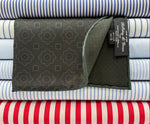 Holliday &amp; Brown
Hand-rolled&nbsp;&nbsp;
Holliday &amp; Brown for Cruciani &amp; Bella
100% Silk
Green, Red Wine and Light Green
Double Faces
Motif&nbsp; Pocket Square
Handmade in Italy

32 cm X 32 cm
#10440
