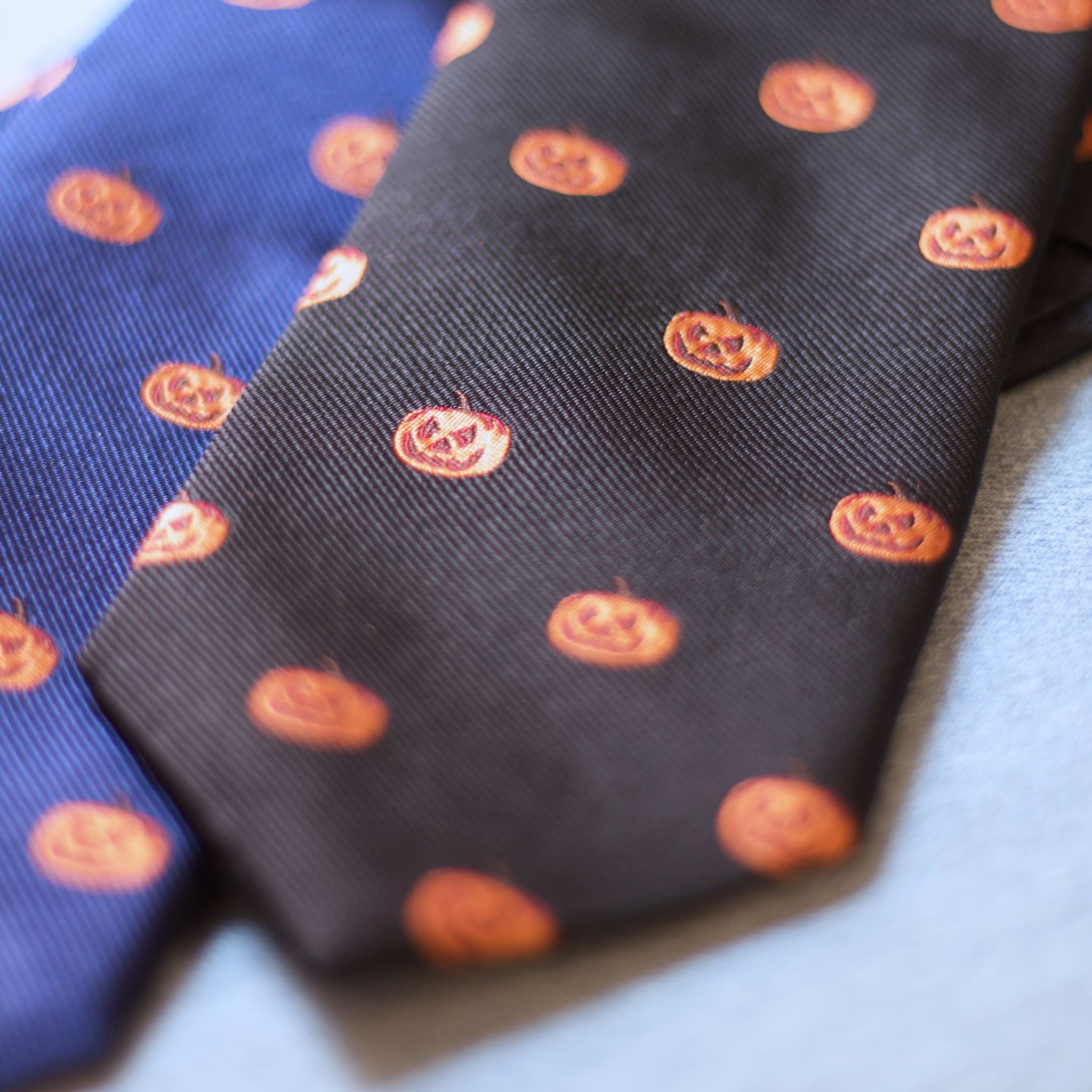 Cruciani & Bella 100% silk Tipped Black Pumpkin motif Tie Made in England 8 cm x 150 cm