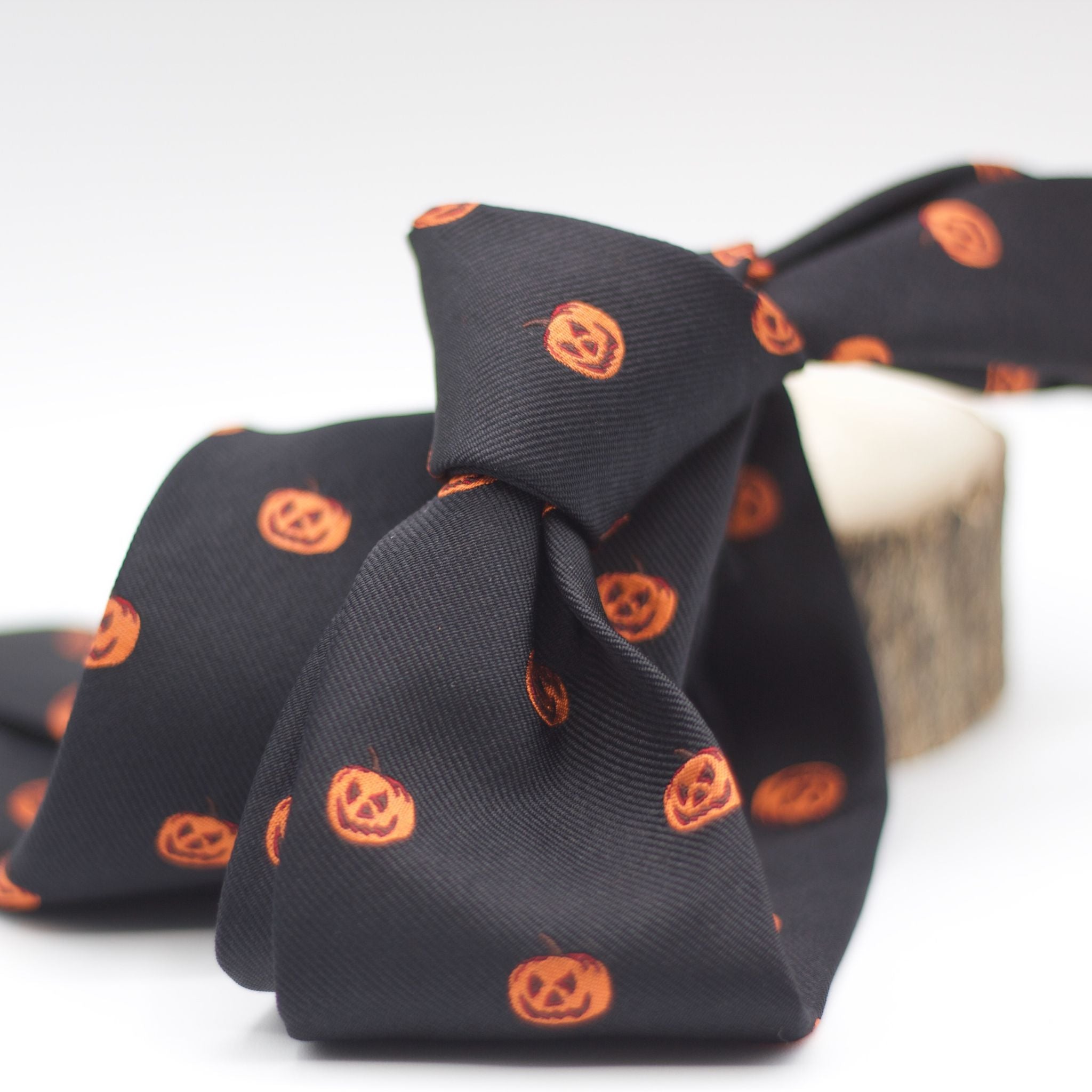 Cruciani & Bella 100% silk Tipped Black Pumpkin motif Tie Made in England 8 cm x 150 cm