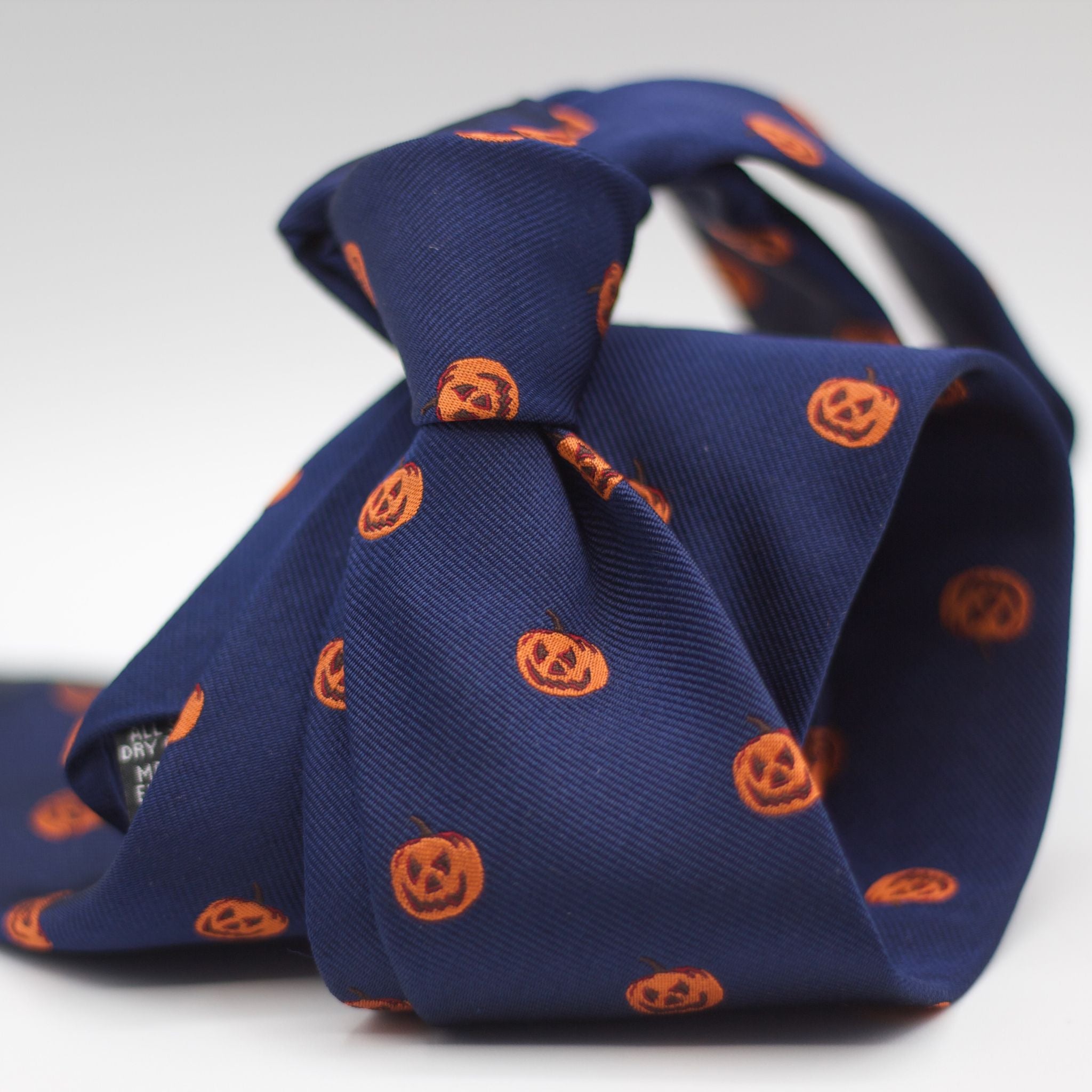 Cruciani & Bella 100% silk Tipped Blue Pumpkin motif Tie  Made in England 8 cm x 150 cm