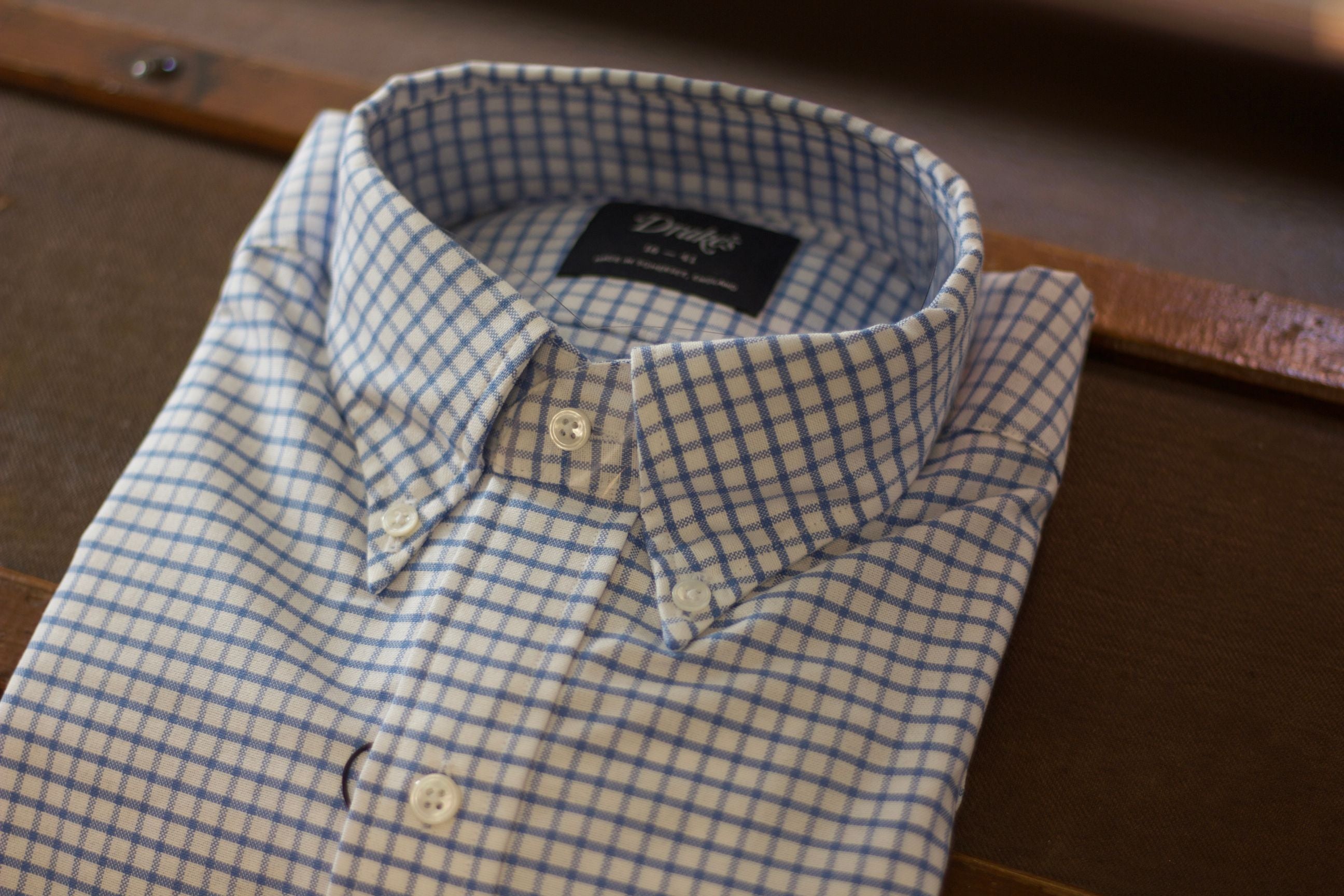 100% Cotton Made in Somerset, England Button-Down Collar with Brushed, Floating Interlining Box Pleat Single Rounded One-Button Cuff Chest Pocket Whipped 18L Mother of Pearl Buttons