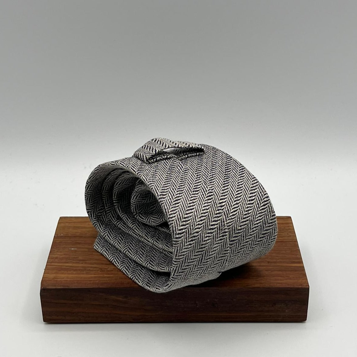 Drake's for Cruciani e Bella 60% Silk 40% Wool Tipped Light Grey Herringbone Motif Tie Handmade in London, England 8 cm x 150 cm #5474