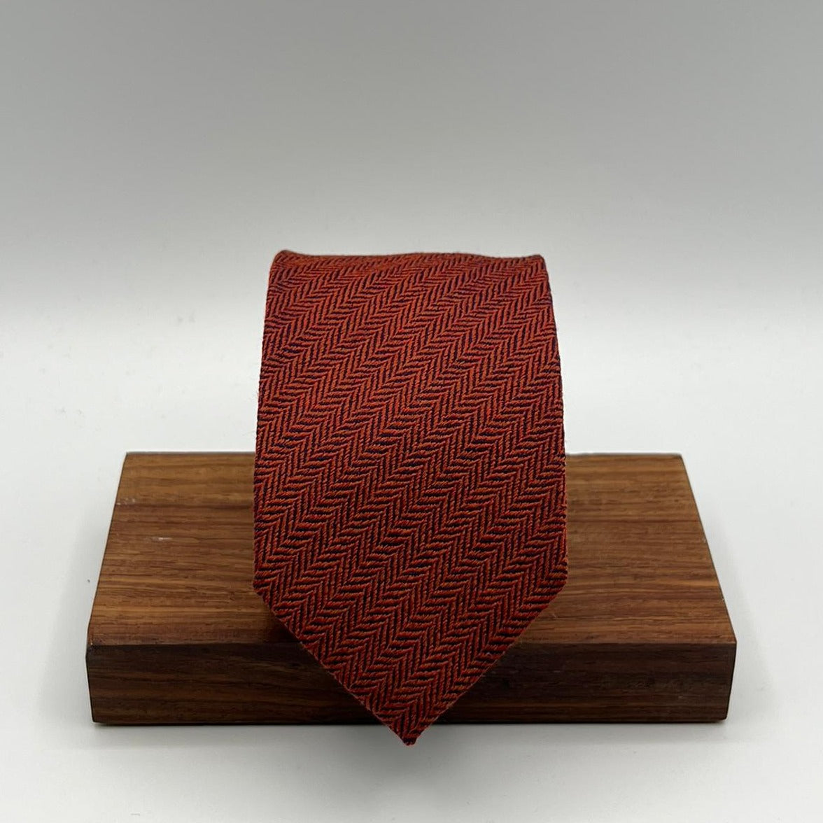 Drake's for Cruciani e Bella 60% Silk 40% Wool Tipped Rust Herringbone Motif Tie Handmade in London, England 8 cm x 150 cm #6824