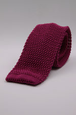 Magenta knitted tie
