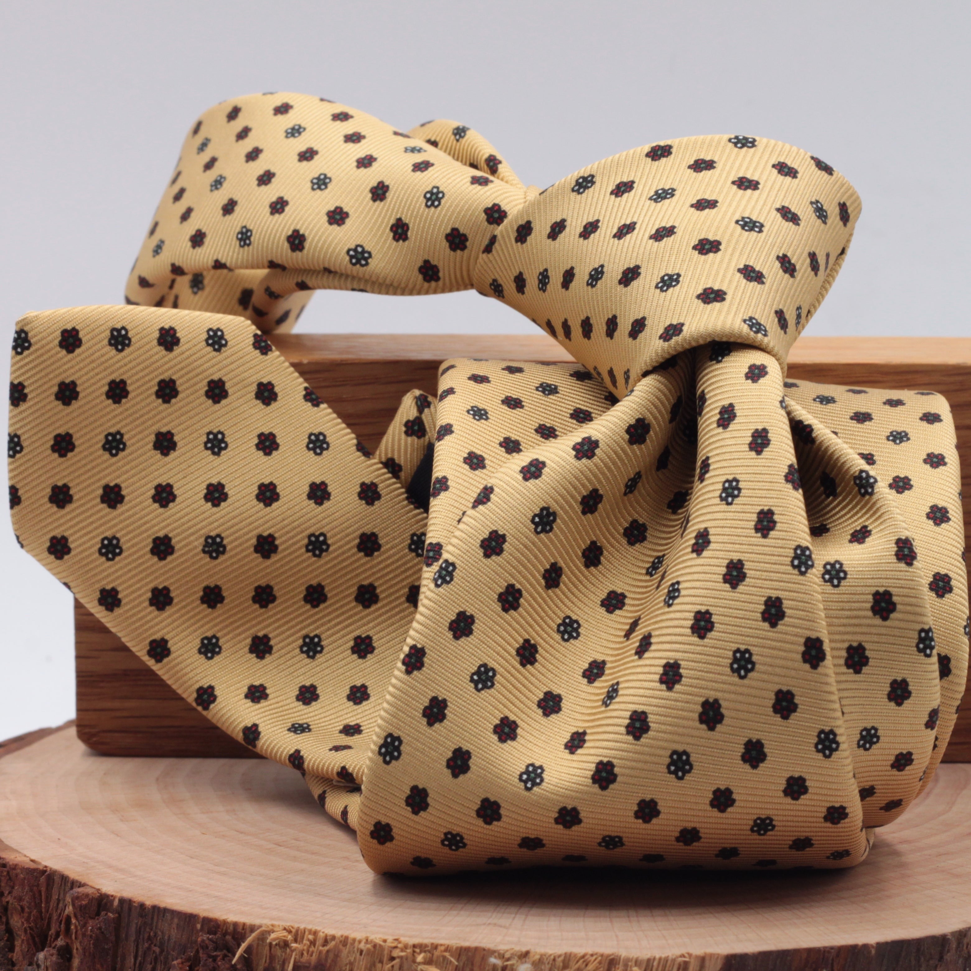 Yellow, burgundy and white daises motif tie