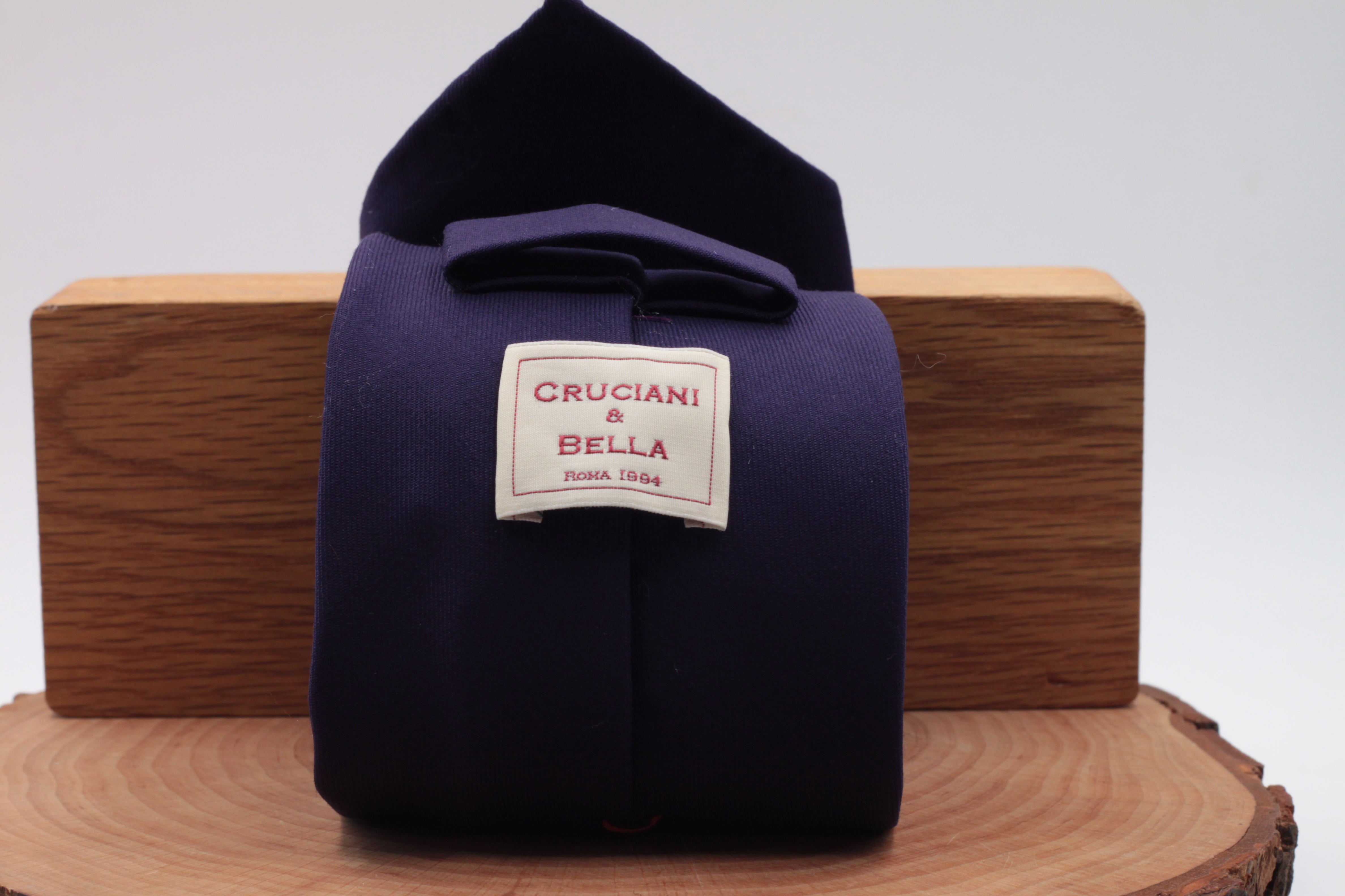 100% Super 140's Worsted Wool Gabardine 9 oz Unlined Hand rolled blades Purple plain  tie Handmade in Rome, Italy 8 cm x 150 cm