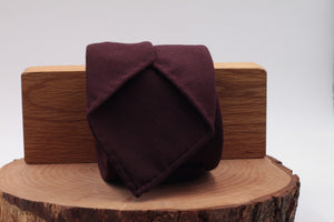 100% Super 140's Worsted Wool Gabardine 9 oz Unlined Hand rolled blades Burgundy plain tie Handmade in Rome, Italy 8 cm x 150 cm