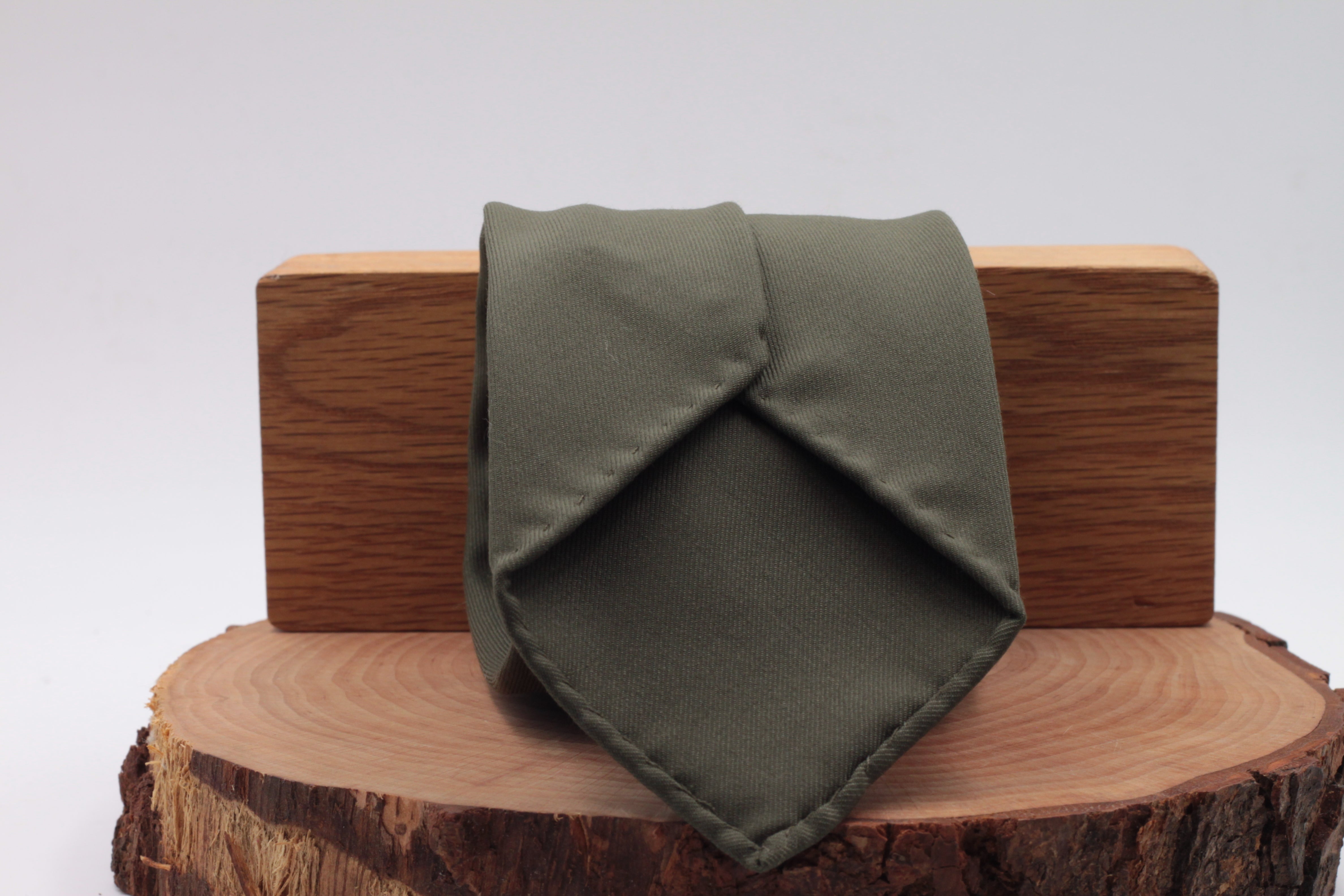 100% Super 140's Worsted Wool Gabardine 9 oz Unlined Hand rolled blades Military green plain tie Handmade in Rome, Italy 8 cm x 150 cm