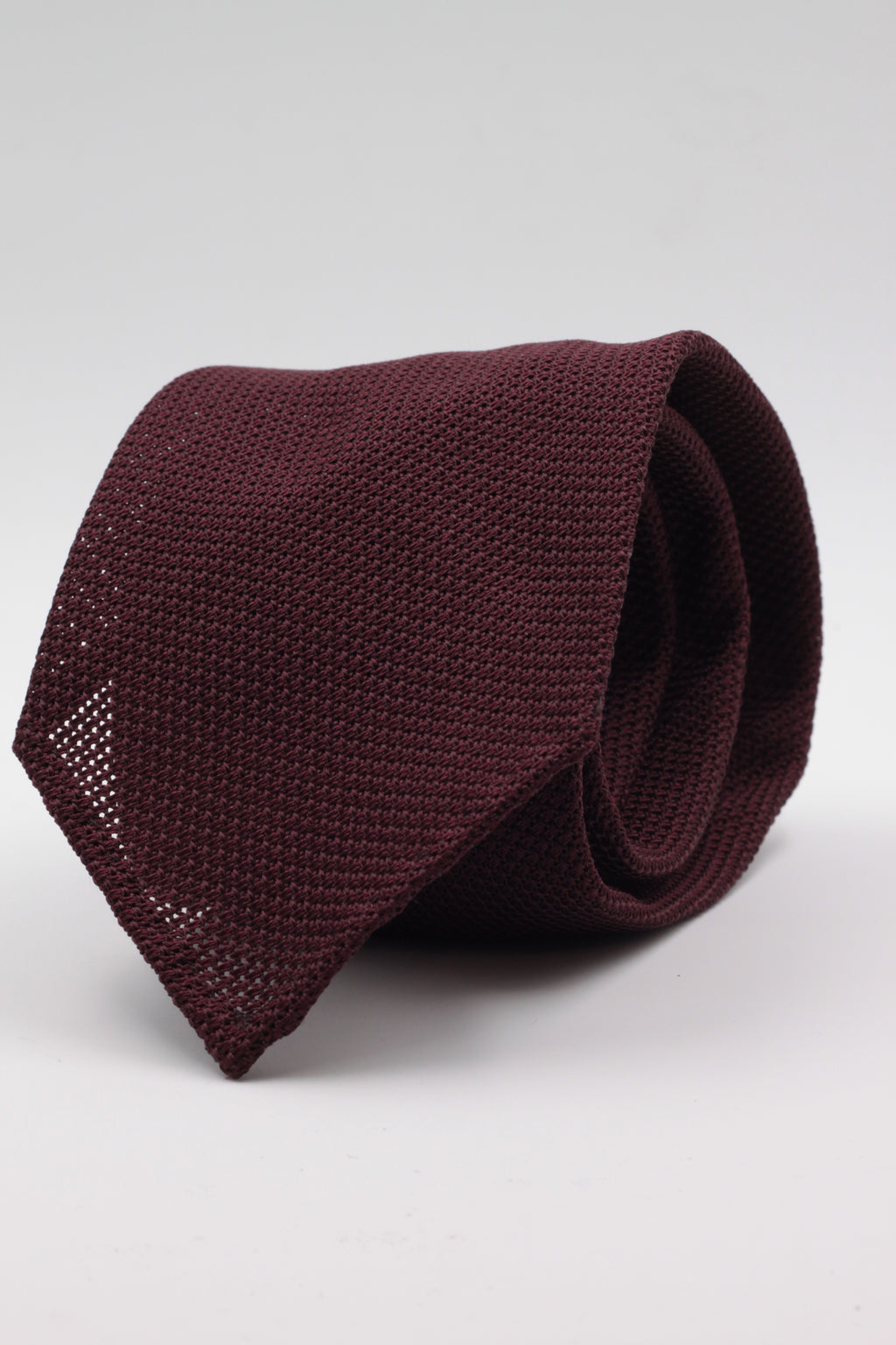 100% Grenadine garza fina silk Unlined Hand rolled blades Burgundy plain tie Handmade in Rome, Italy 8 cm x 150 cm N.B :
