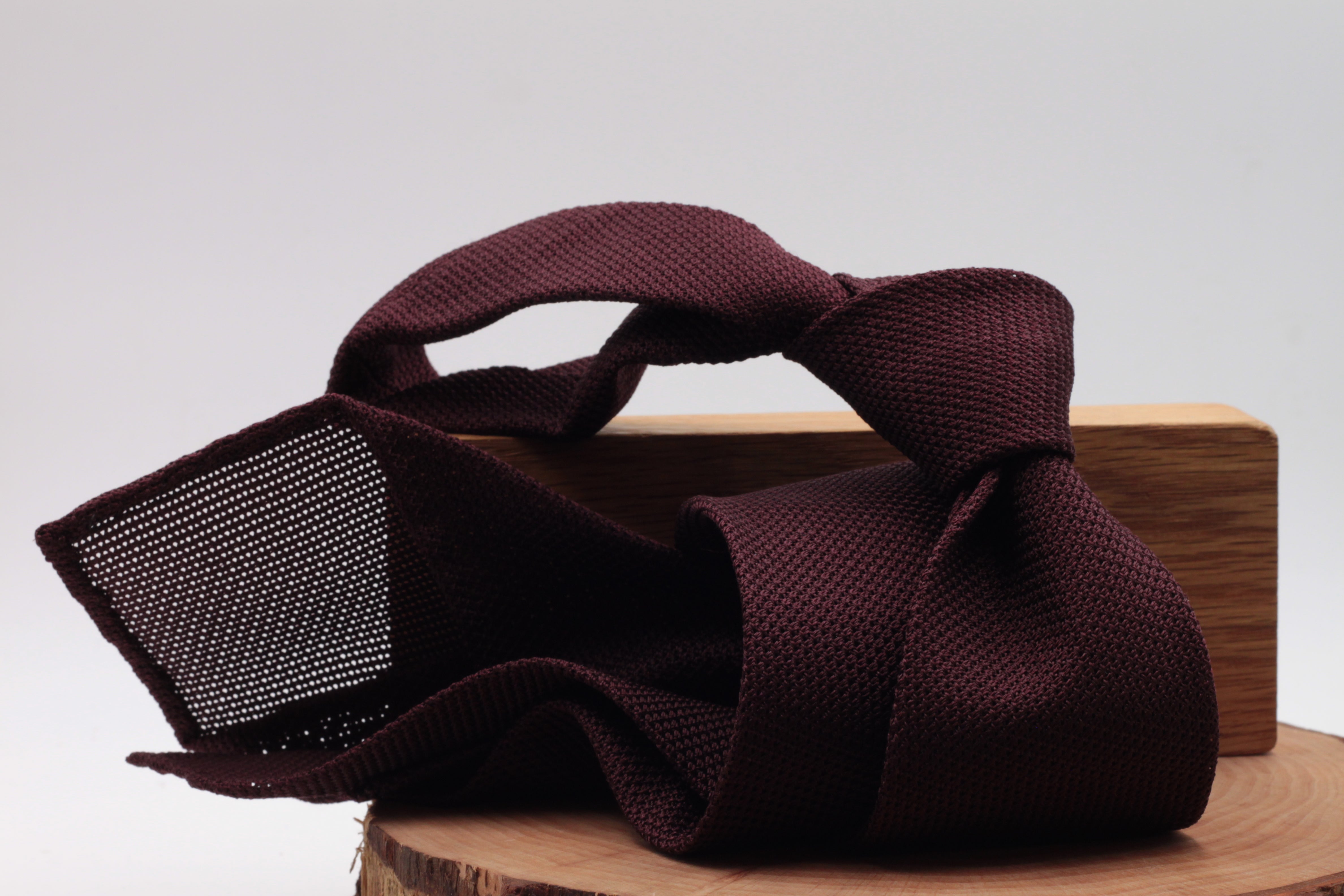 100% Grenadine garza fina silk Unlined Hand rolled blades Burgundy plain tie Handmade in Rome, Italy 8 cm x 150 cm N.B :