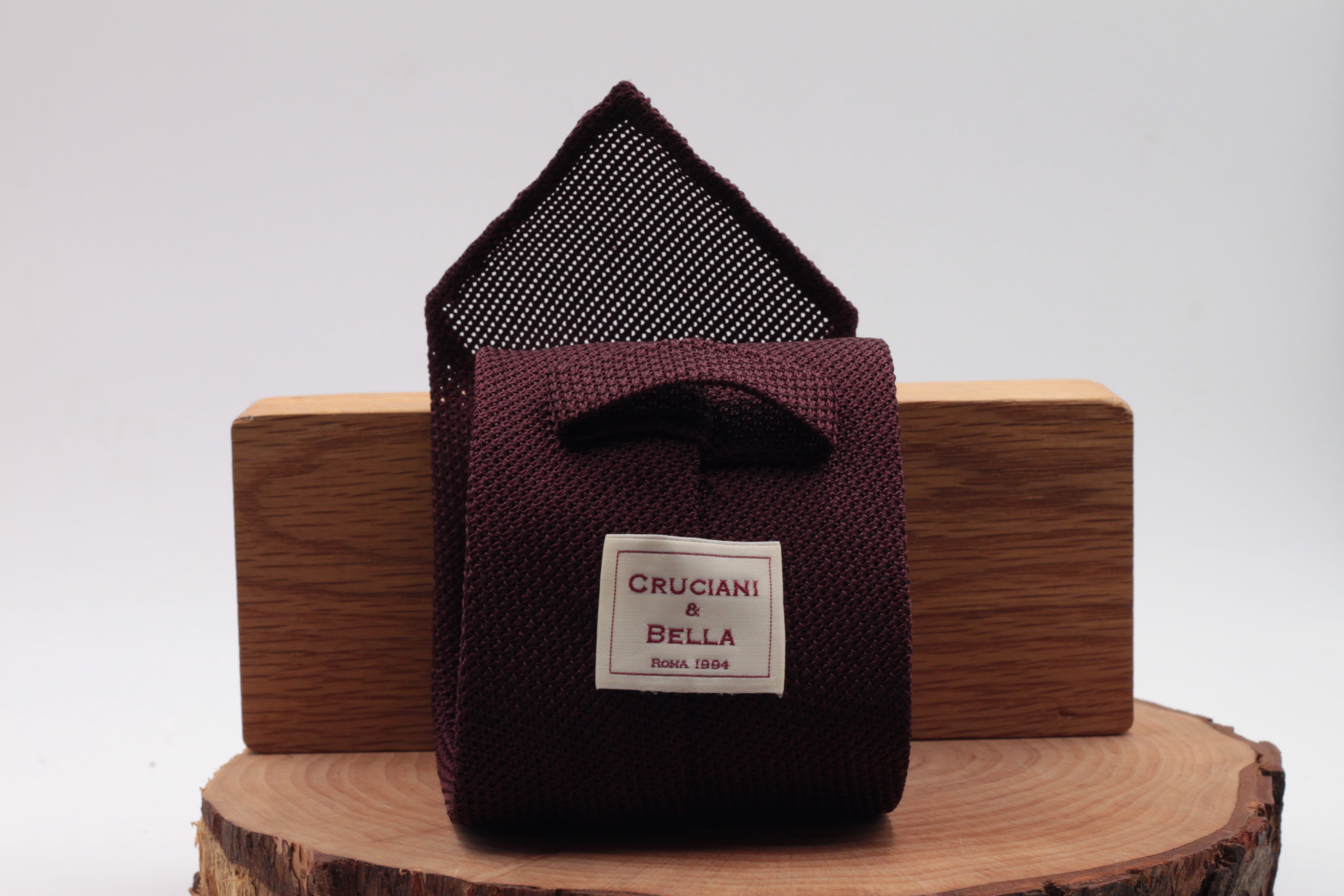 100% Grenadine garza fina silk Unlined Hand rolled blades Burgundy plain tie Handmade in Rome, Italy 8 cm x 150 cm N.B :