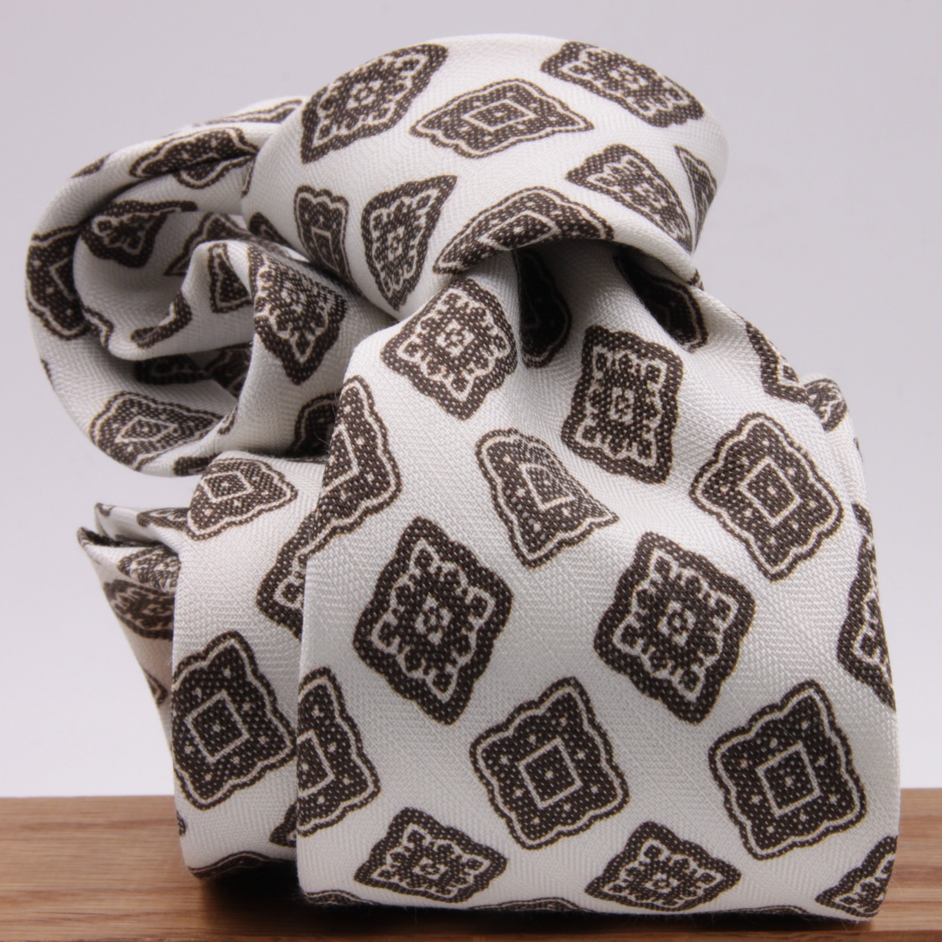 Drake's for Cruciani e Bella Printed 60% Silk 40% Linen Self-Tipped White and Brown Medallion Tie Handmade in London, England 8 cm x 149 cm #5425