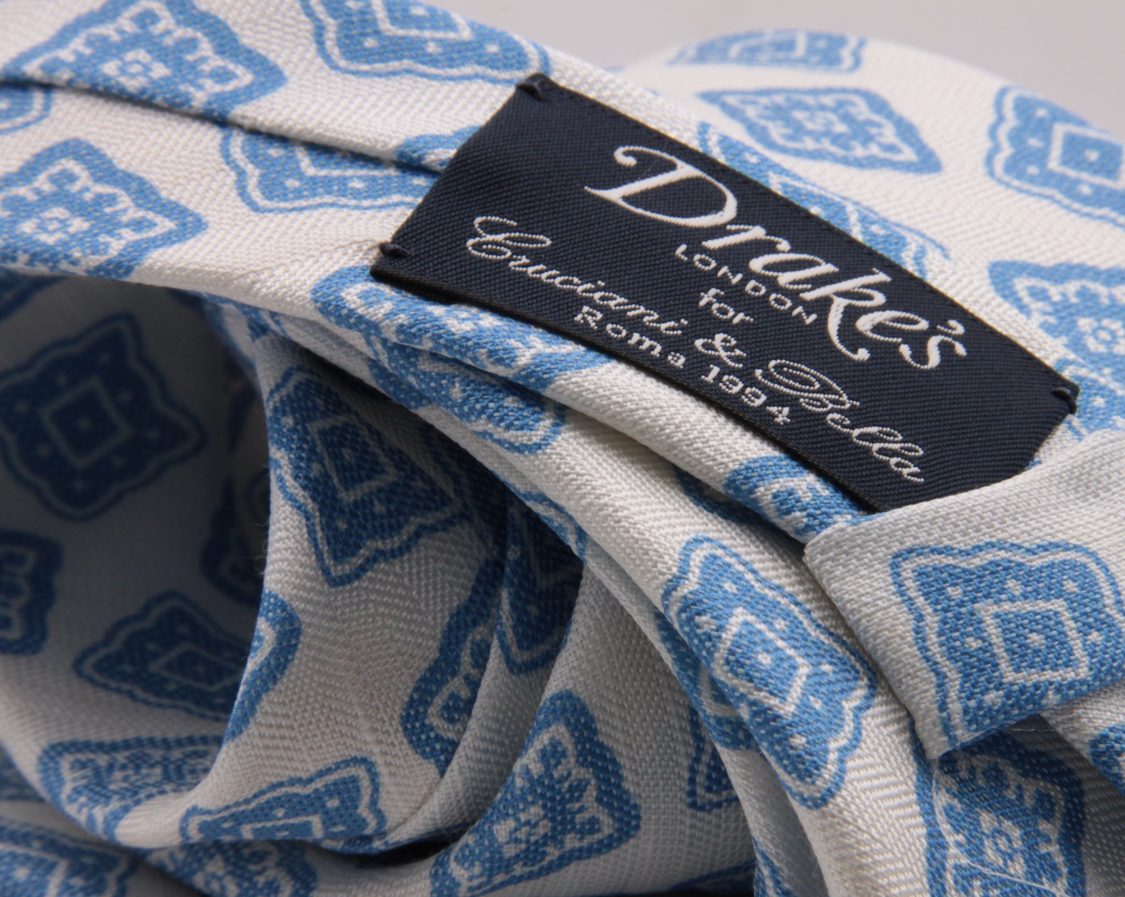 Drake's for Cruciani e Bella Printed 60% Silk 40% Linen Self-Tipped White and Light Blue Medallion Tie Handmade in London, England 8 cm x 149 cm #5426