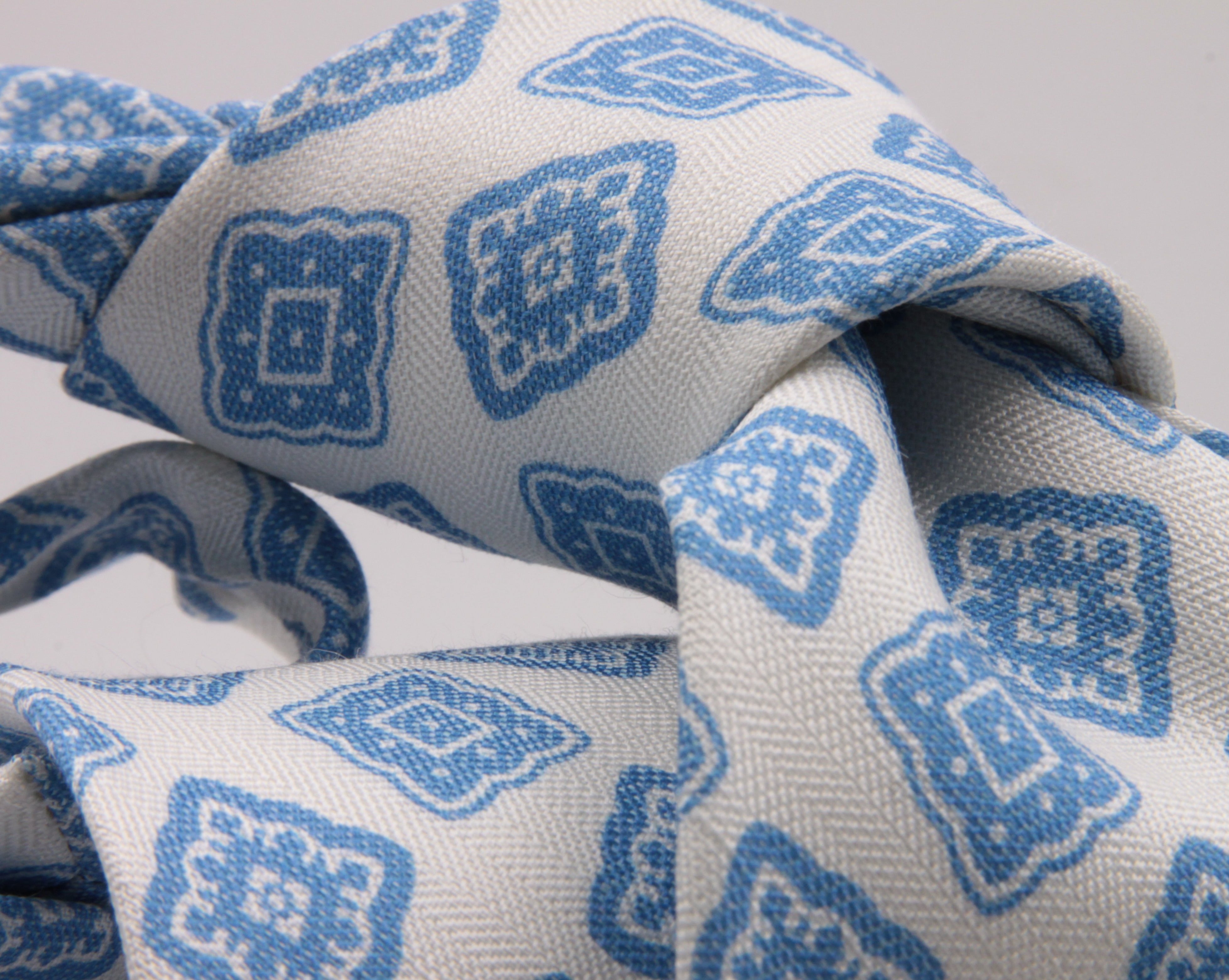 Drake's for Cruciani e Bella Printed 60% Silk 40% Linen Self-Tipped White and Light Blue Medallion Tie Handmade in London, England 8 cm x 149 cm #5426