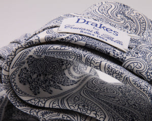Drake's for Cruciani e Bella Printed 60% Silk 40% Cotton Self-Tipped White and Blue Paysley Motif Tie Handmade in London, England 8 cm x 149 cm #5416