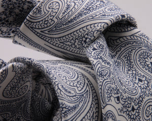 Drake's for Cruciani e Bella Printed 60% Silk 40% Cotton Self-Tipped White and Blue Paysley Motif Tie Handmade in London, England 8 cm x 149 cm #5416