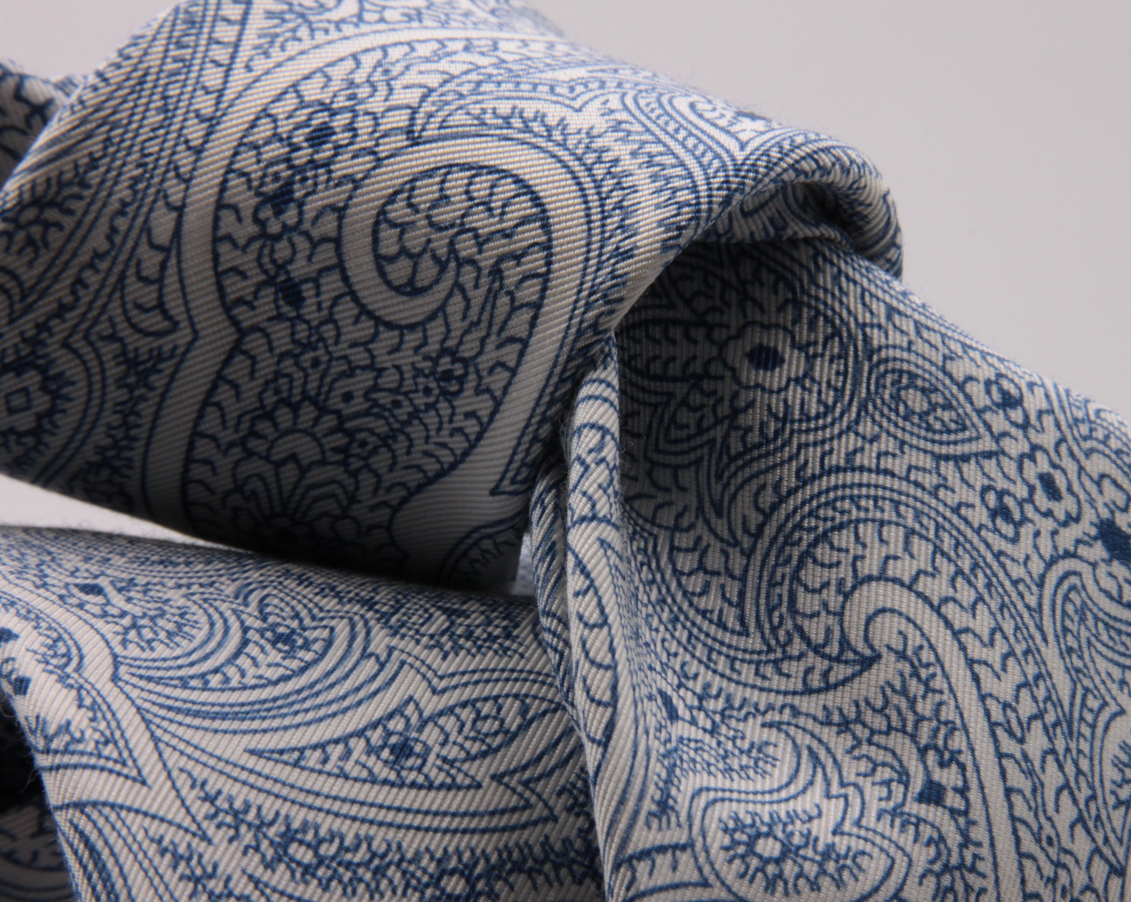 Drake's for Cruciani e Bella Printed 60% Silk 40% Cotton Self-Tipped White and Light Blue Paysley Motif Tie Handmade in London, England 8 cm x 149 cm #5417