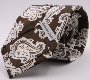 Drake's for Cruciani e Bella Printed 60% Silk 40% Cotton Self-Tipped Brown and White Paysley Motif Tie Handmade in London, England 8 cm x 149 cm #5419