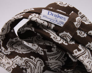 Drake's for Cruciani e Bella Printed 60% Silk 40% Cotton Self-Tipped Brown and White Paysley Motif Tie Handmade in London, England 8 cm x 149 cm #5419