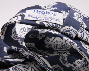 Drake's for Cruciani e Bella Printed 60% Silk 40% Cotton Self-Tipped Blue and White Paysley Motif Tie Handmade in London, England 8 cm x 149 cm #5420