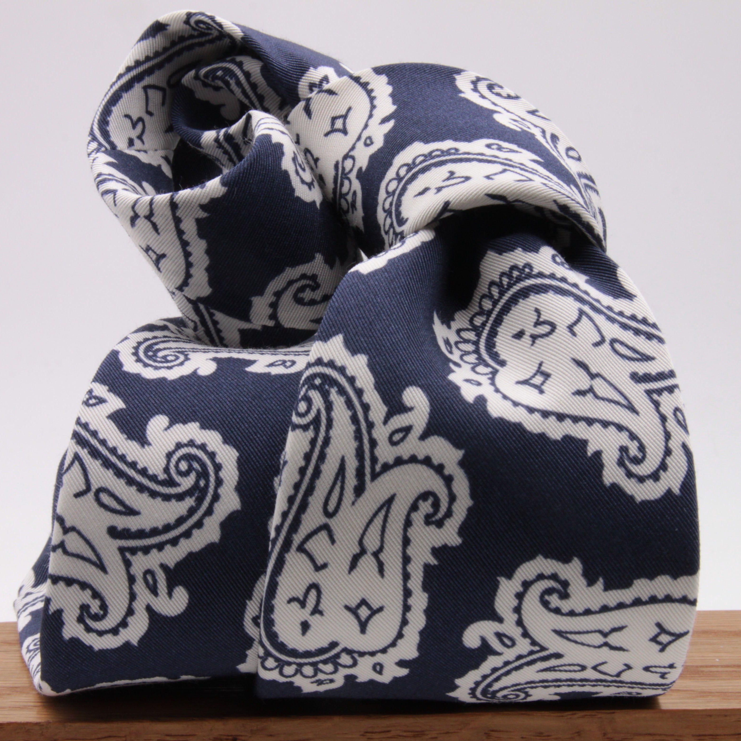 Drake's for Cruciani e Bella Printed 60% Silk 40% Cotton Self-Tipped Blue and White Paysley Motif Tie Handmade in London, England 8 cm x 149 cm #5420