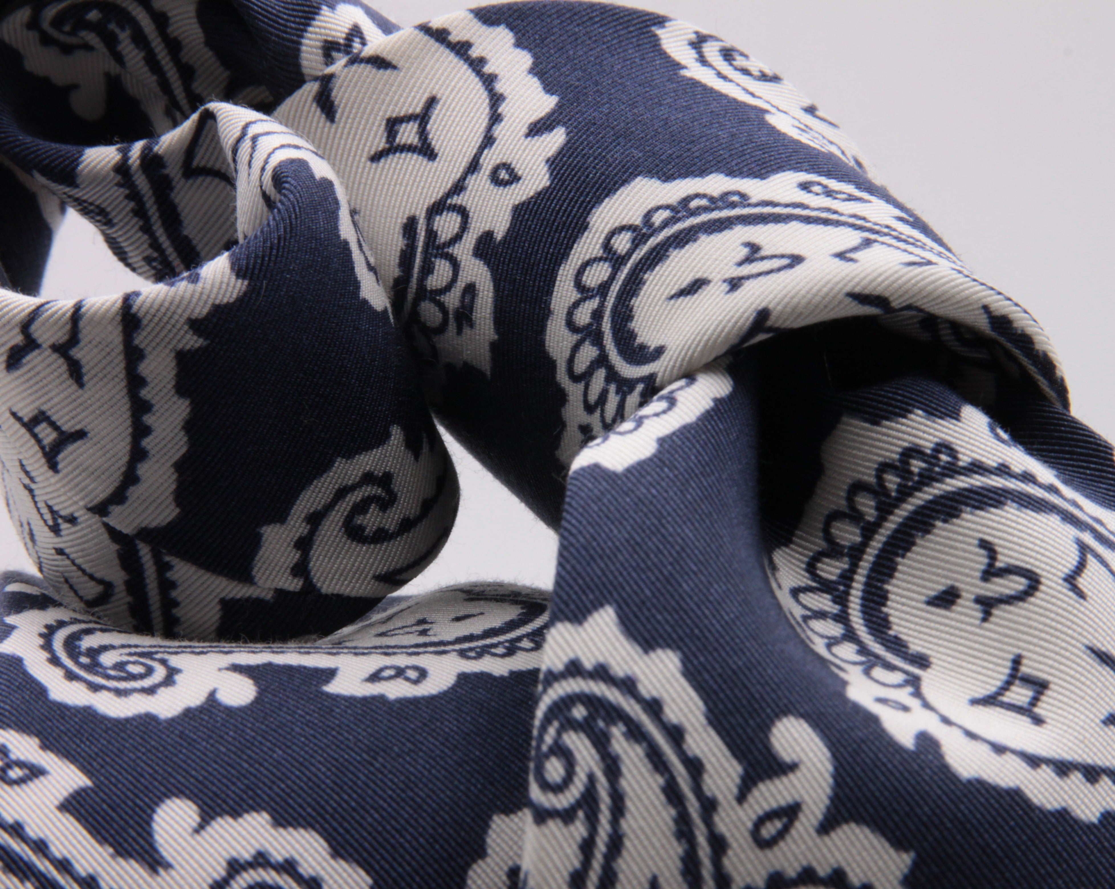 Drake's for Cruciani e Bella Printed 60% Silk 40% Cotton Self-Tipped Blue and White Paysley Motif Tie Handmade in London, England 8 cm x 149 cm #5420
