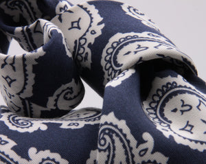 Drake's for Cruciani e Bella Printed 60% Silk 40% Cotton Self-Tipped Blue and White Paysley Motif Tie Handmade in London, England 8 cm x 149 cm #5420