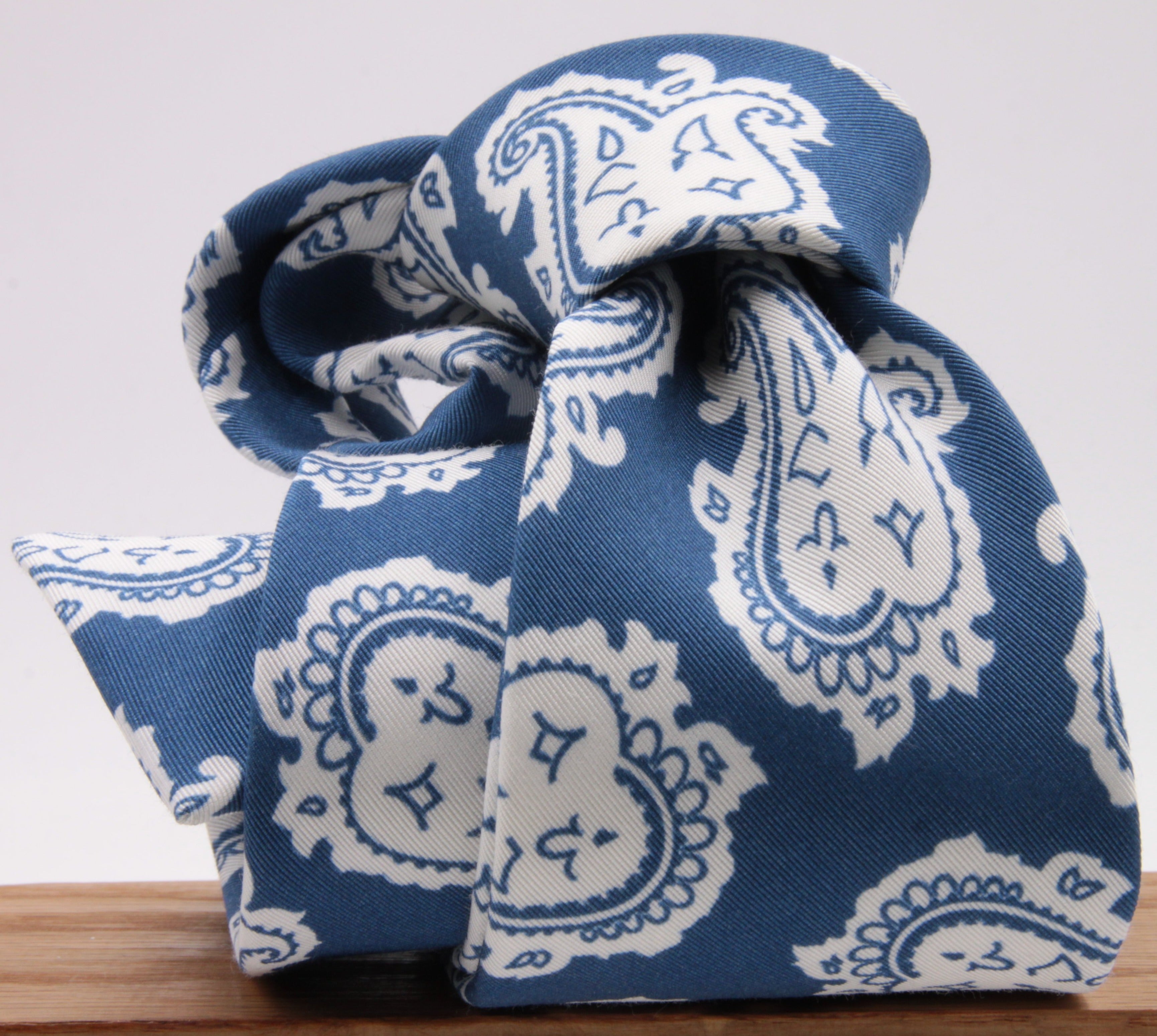 Drake's for Cruciani e Bella Printed 60% Silk 40% Cotton Self-Tipped Blue and White Paysley Motif Tie Handmade in London, England 8 cm x 149 cm #5420