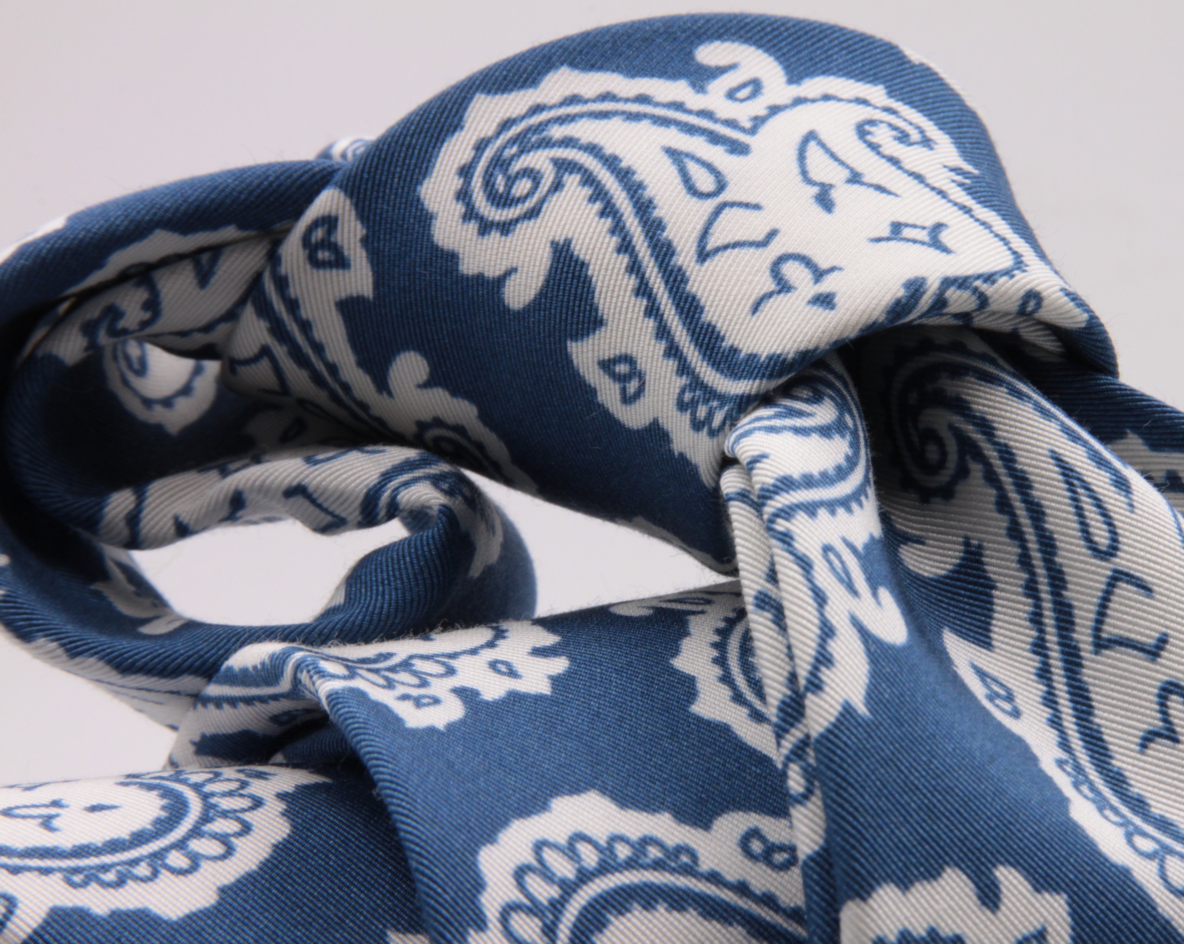 Drake's for Cruciani e Bella Printed 60% Silk 40% Cotton Self-Tipped Blue and White Paysley Motif Tie Handmade in London, England 8 cm x 149 cm #5420