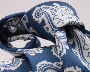 Drake's for Cruciani e Bella Printed 60% Silk 40% Cotton Self-Tipped Blue and White Paysley Motif Tie Handmade in London, England 8 cm x 149 cm #5420