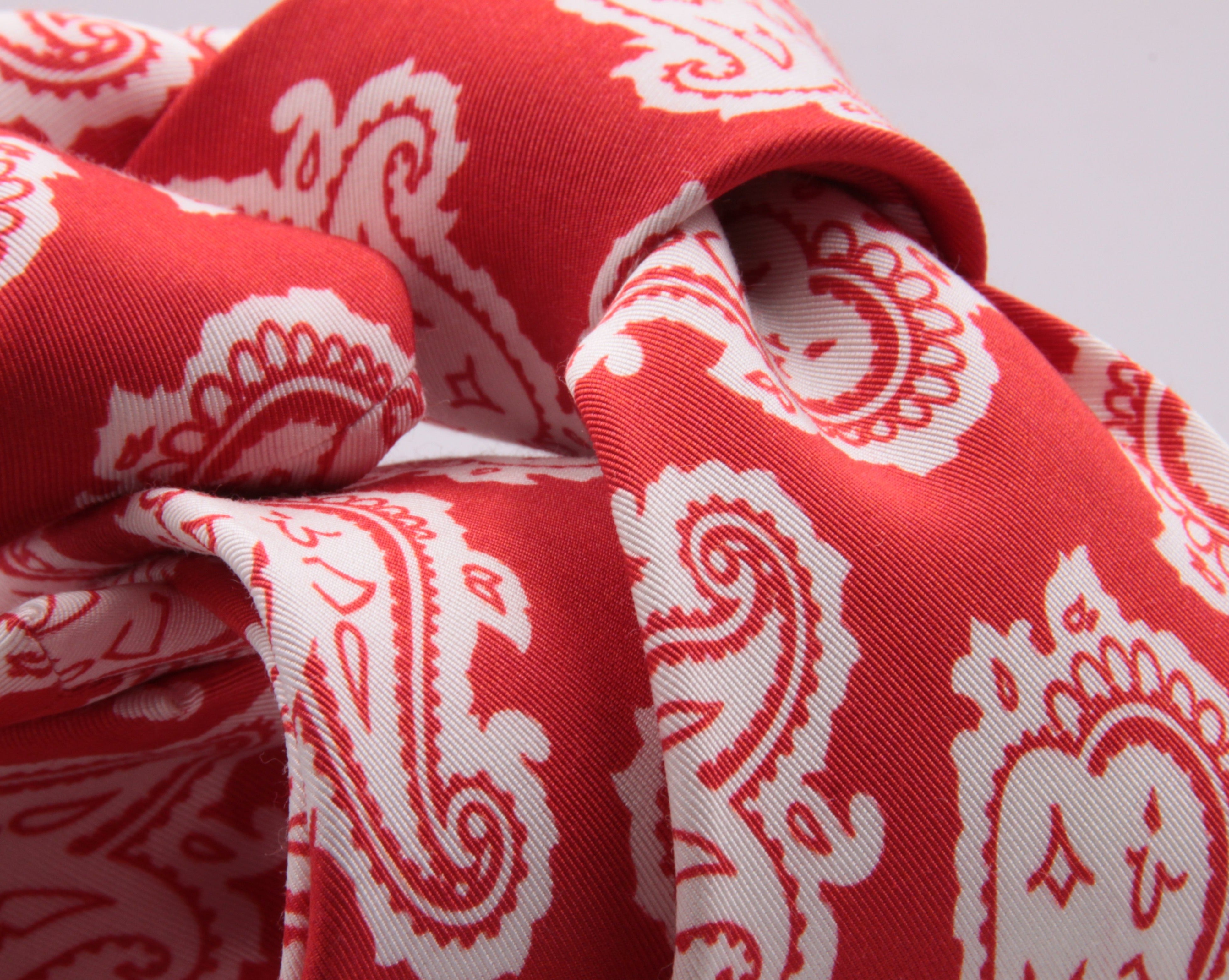Drake's for Cruciani e Bella Printed 60% Silk 40% Cotton Self-Tipped Red and White Paysley Motif Tie Handmade in London, England 8 cm x 149 cm #5427
