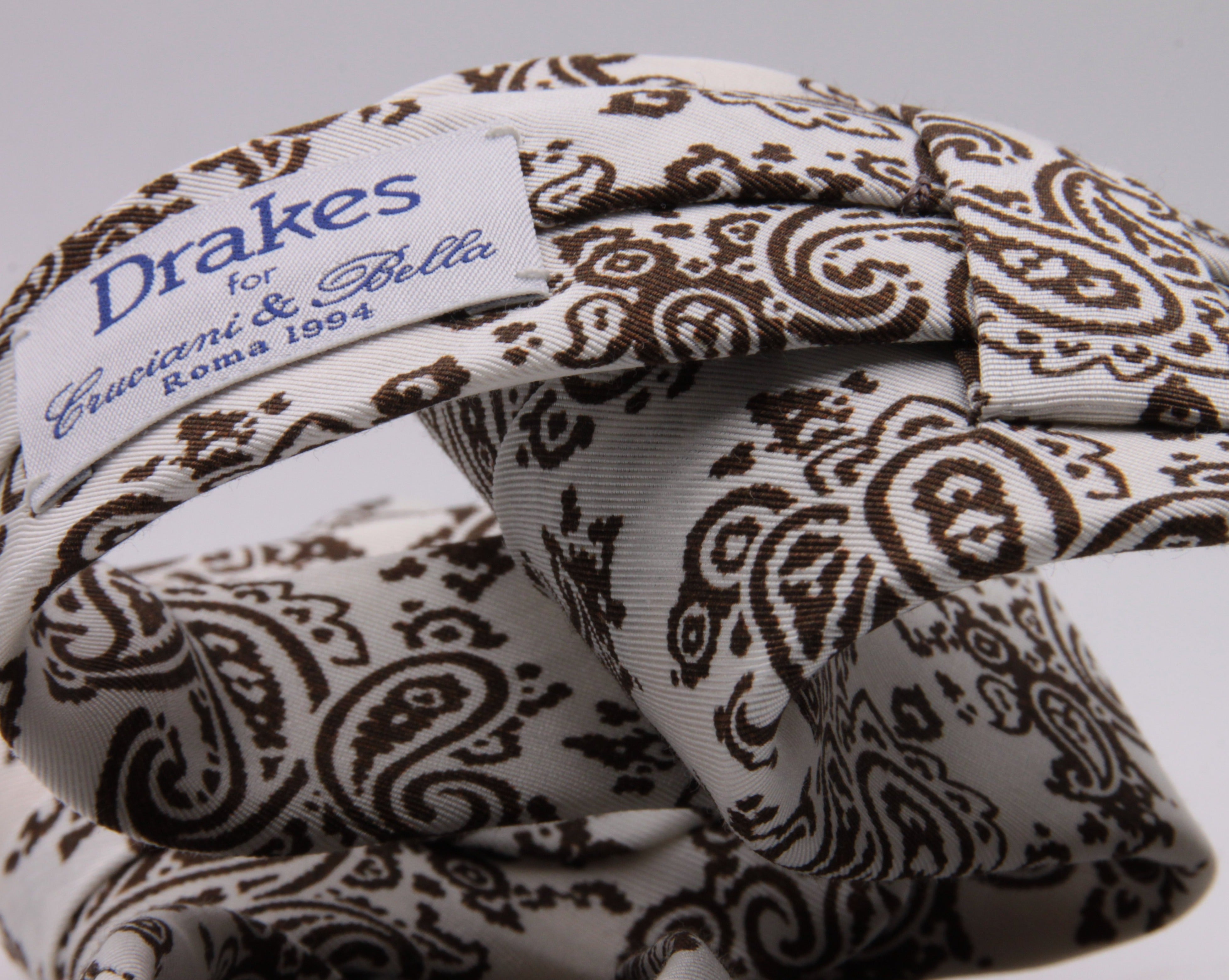 Drake's for Cruciani e Bella Printed 60% Silk 40% Cotton Self-Tipped Brown and White Paysley Motif Tie Handmade in London, England 8 cm x 149 cm #5411